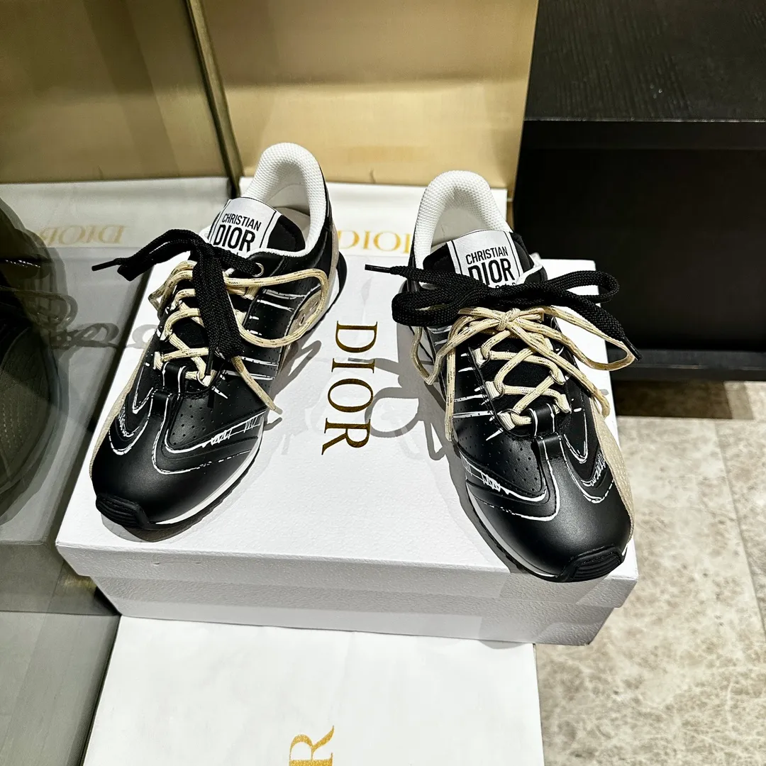 👟👟Ex-factory price 560👟👟 2025, new series, this Dior, C'est sneaker shows eye-catching and fashionable style. Carefully crafted, the 3D printed design of the upper is super fashionable, and the details also add a touch of elegance. The lightweight two-tone sole offers exceptional comfort and sporty style. Can add a stylish touch to any casual look. The tongue and sole are decorated with the Christian Paris logo, and the cowhide design is styled. Women's size 35-40